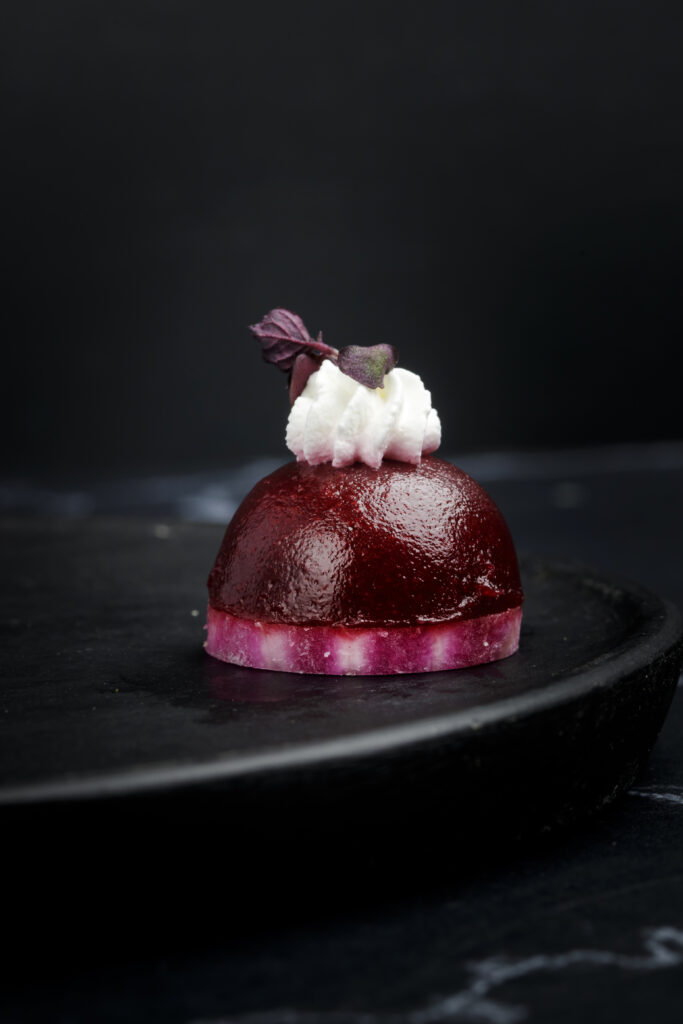 Le Dôme betterave cassis à la crème Balsamique