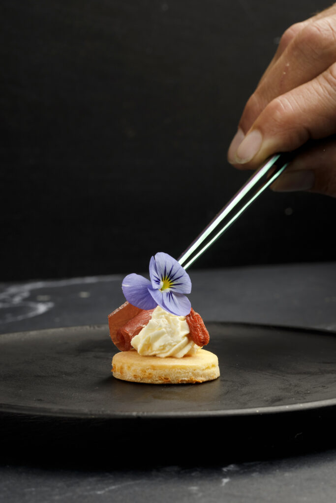 Clafoutis pois chiches fumés, pointe de piment d'Espelette et bacon végétal