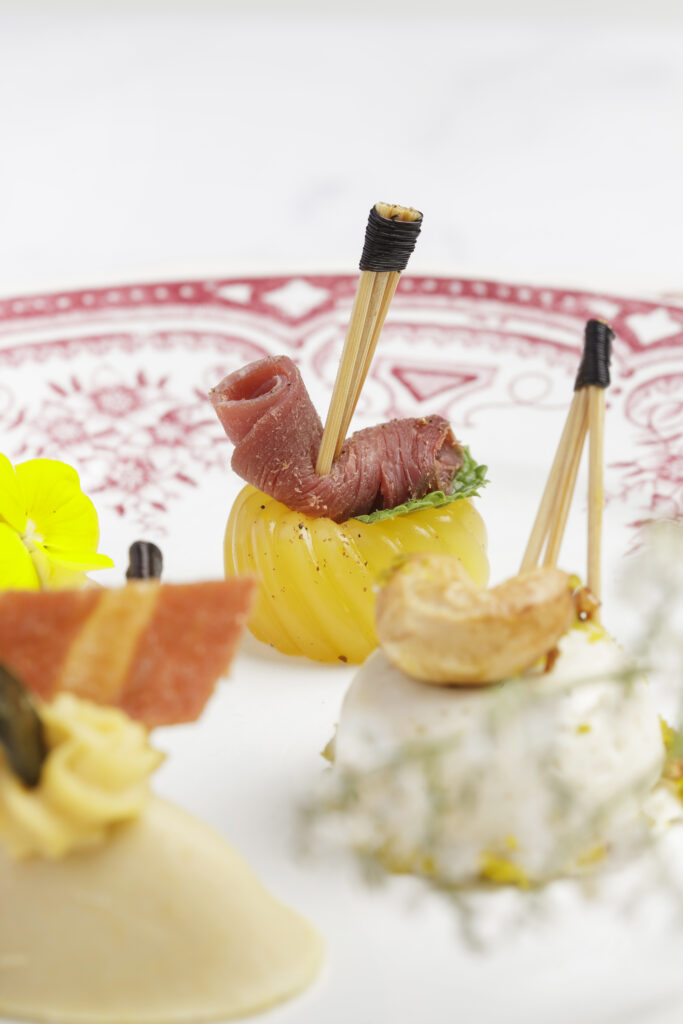 pincée de betterave jaune aux enokis et yuzu confit