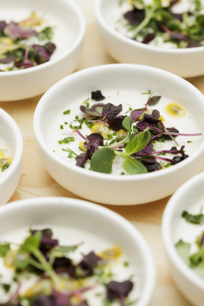 Cassolette de pana cotta au flétan et fruits de la passion, essence de combava