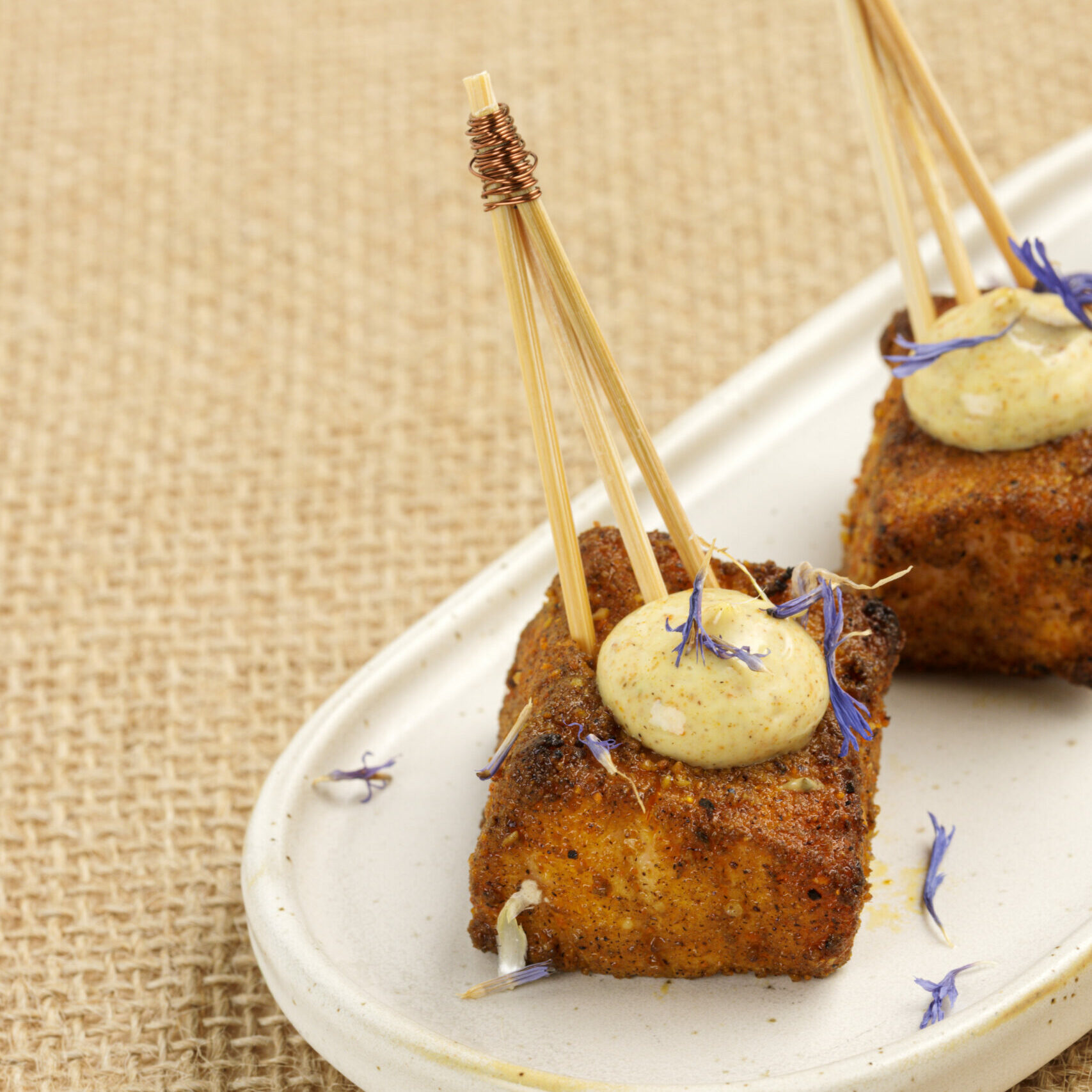 Dés de saumon Tandoori, légèrement crémé, fleur de bleuet3