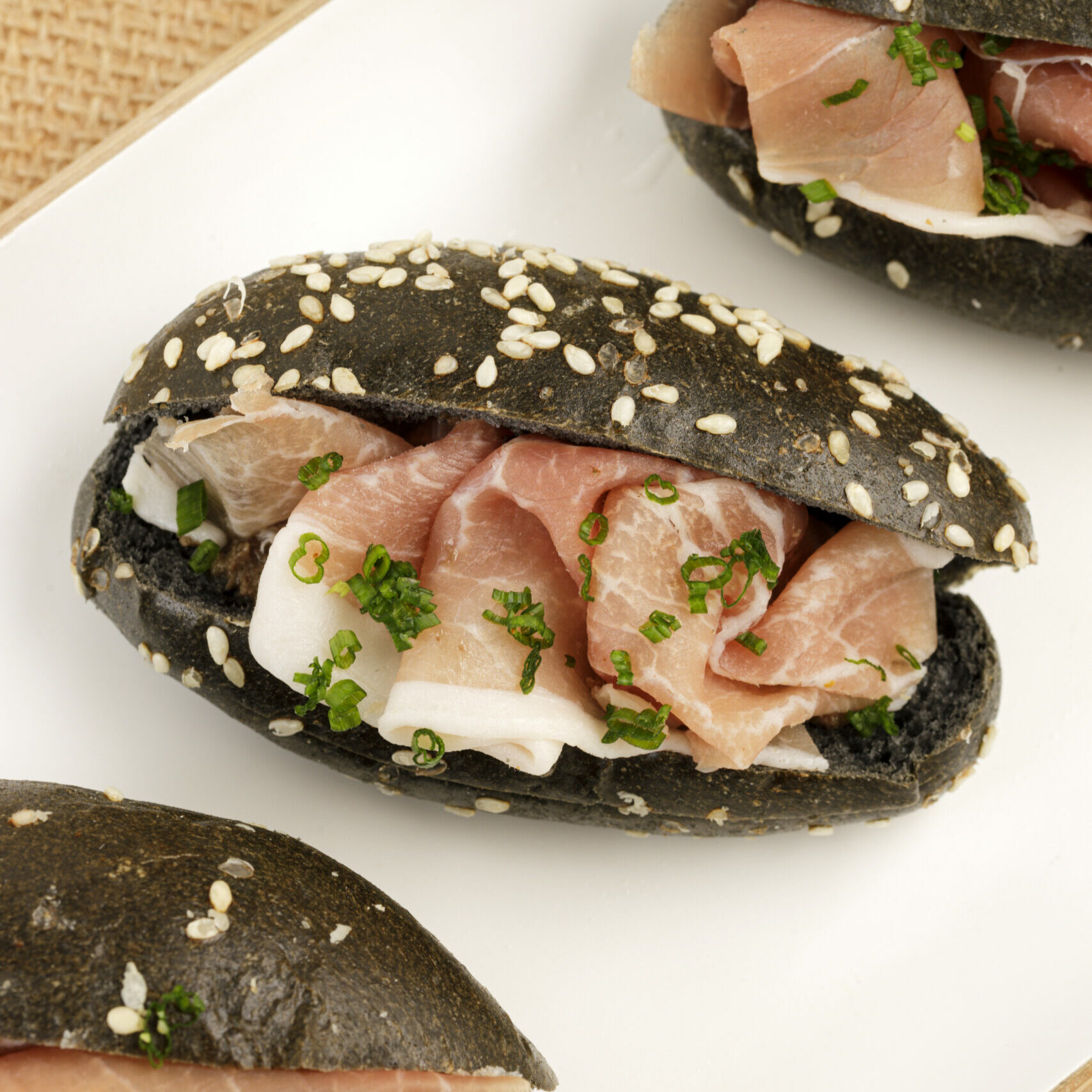 Navette noire aux graines de sésame, chiffonnade de speck et tapenade de Kalamata AOP2