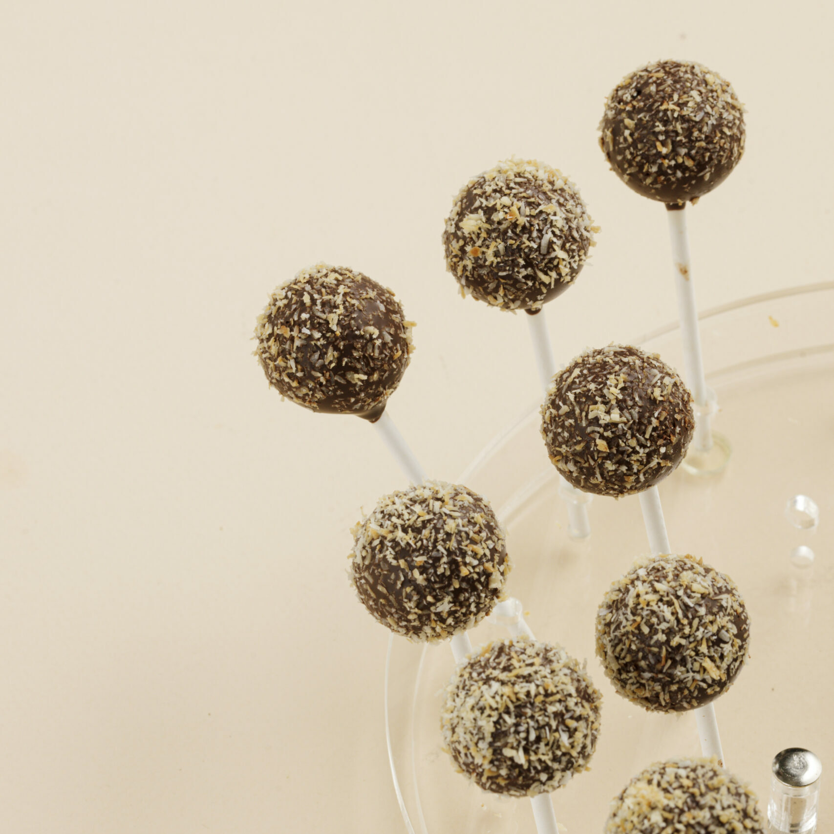Sucette praliné coco Valrhona en robe de chocolat poudré de coco 1